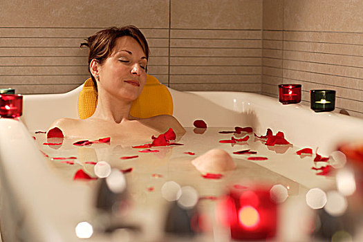 女人,35岁,放松,浴缸,玫瑰花瓣,治疗