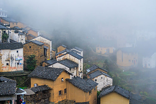 风雨中的阳产土楼群