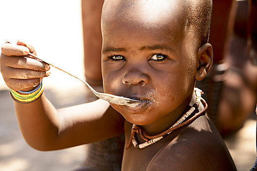 辛巴族,男孩,吃,纳米比亚