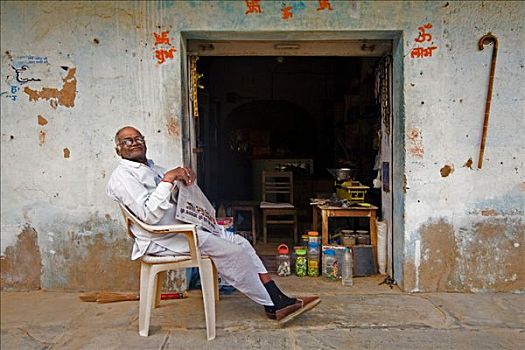 老人,印度,男人,报纸,坐,正面,便利店,北印度,亚洲