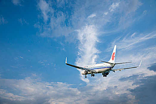 中国国际航空的飞机正降落重庆江北机场