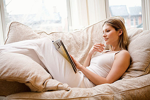 女人,读,杂志,沙发