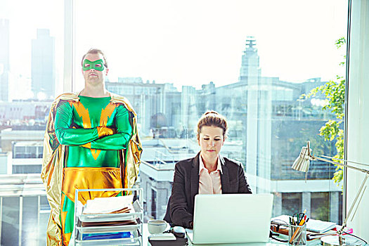 超人,站立,靠近,职业女性,工作,办公室