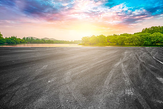 前景为空的道路地面和户外自然景观