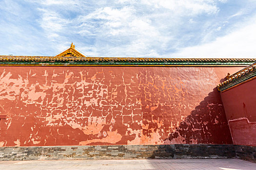 蓝天白云映衬下的北京故宫斑驳的红墙
