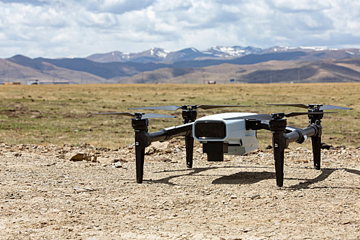 农田遥感无人机准备起飞监测土地情况