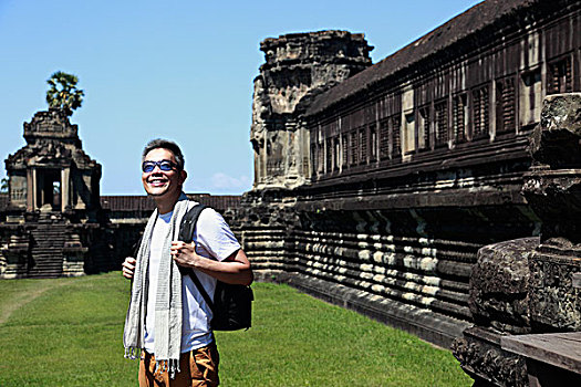 旅游,背包,站立,正面,墙壁,吴哥窟,柬埔寨