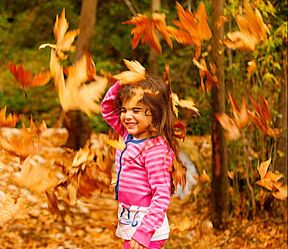 小女孩,秋日树林