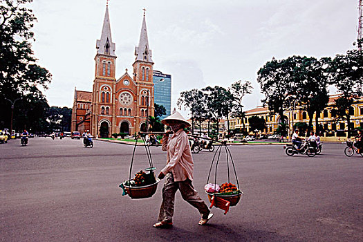 越南,胡志明市,圣母大教堂,女人,果篮