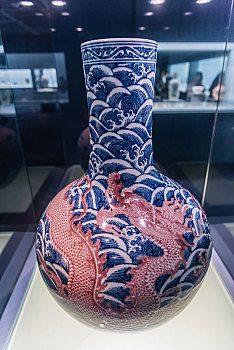 上海博物馆的清雍正景德镇窑青花釉里红海水龙纹瓶