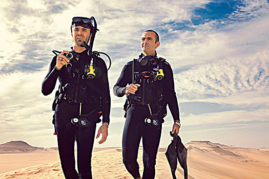 两个男人,紧身潜水衣,沙子,海洋,撒哈拉沙漠,埃及,非洲