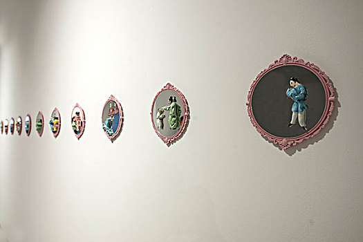 重庆沙坪坝区大学城四川美院罗冠中艺术馆展出的艺术作品---小镜框里的历史故事
