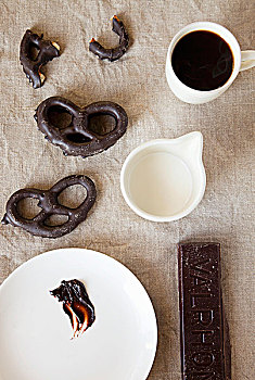 黑巧克力,遮盖,椒盐卷饼,咖啡,俯视,巧克力块,盘子