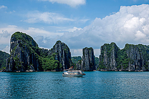 越南广宁鸿基市下龙湾海上石林