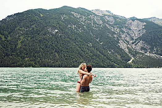情侣,齐腰深,吻,阿亨湖地区,因斯布鲁克,奥地利,欧洲