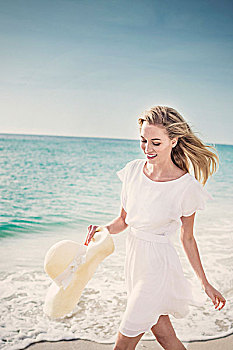 金发女郎,跑,海滩,穿,白色长裙,拿着,太阳帽