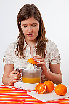 女青年,制作,新鲜,橙汁