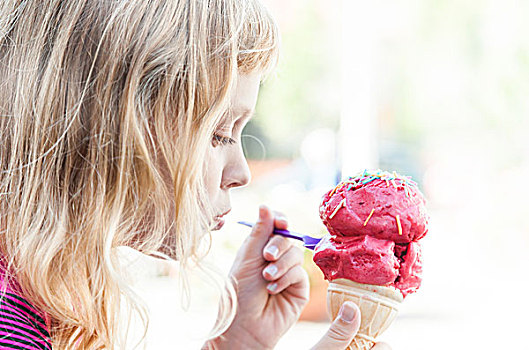 小女孩,吃,大,冰淇淋,公园,侧面,头像,聚焦