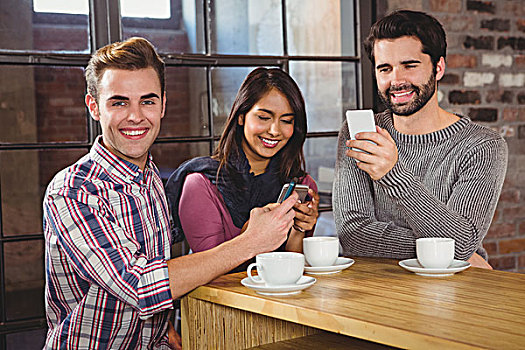 群体,朋友,看,智能手机,咖啡