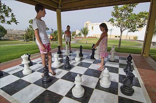 孩子,玩,下棋,富埃特文图拉岛,加纳利群岛,西班牙