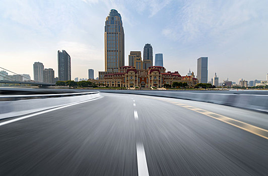 汽车广告背景,快速移动的公路和城市建筑