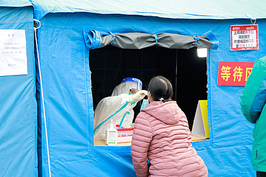 女性市民参加新冠病毒核酸检测,南京2022