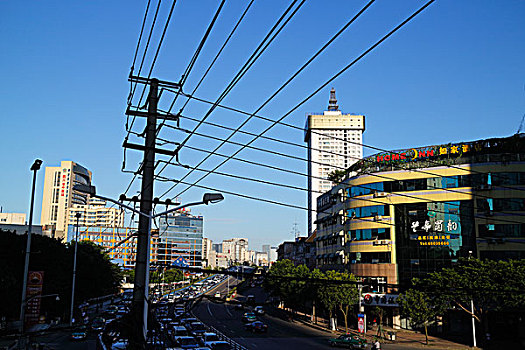 夏天日落前的城市街景