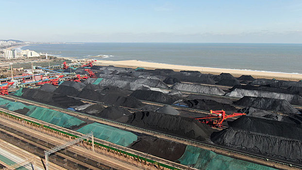 山东省日照市,寒潮来袭海边降温剧烈,航拍繁忙的煤炭堆场