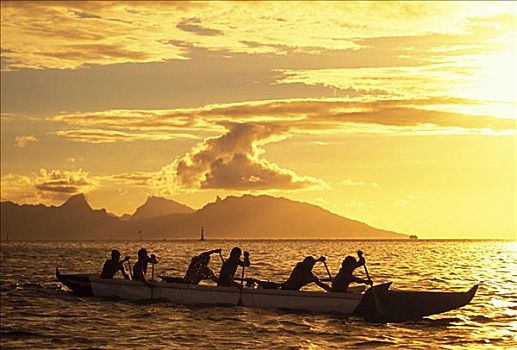 法属玻利尼西亚,塔希提岛,男人,舷外支架,独木舟,划船,日落,金色,阳光,反射,海洋