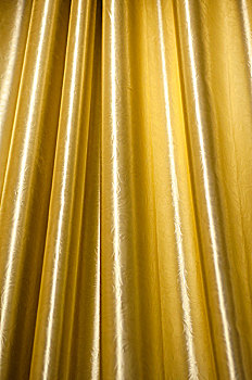 垂落的金色窗帘
