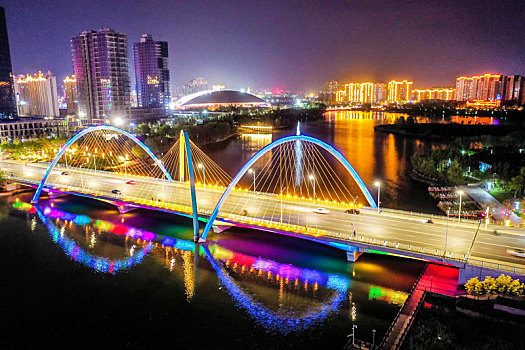 航拍河南郑州新郑创业路跨轩辕湖桥夜景灯光秀