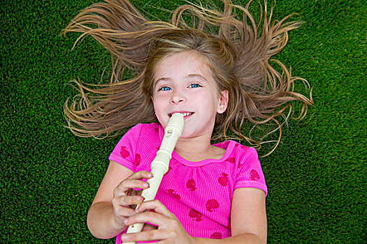 金发,儿童,孩子,女孩,演奏,笛子,躺着,草,后院,草坪