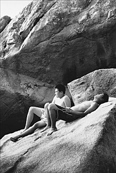 两个,青少年,日光浴,岩石上