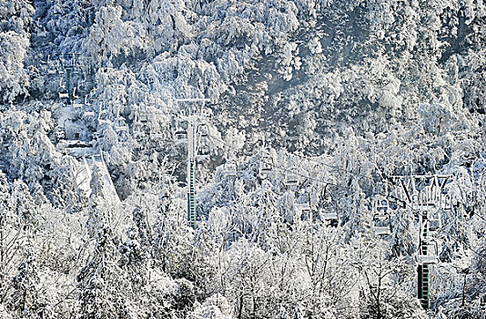 天门山雪景