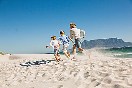 后视图,父亲,儿子,跑,海滩