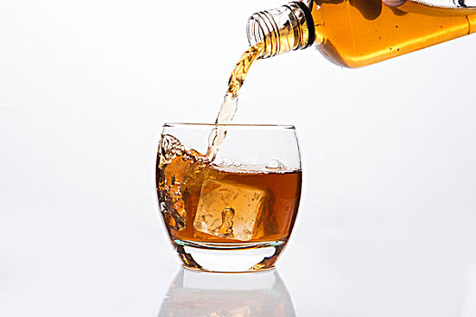 威士忌酒,倒出,玻璃杯,白色背景,背景
