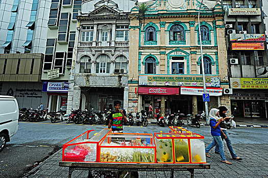 malaysia,kuala,lumpur,ice-cream,vendor,with,colonial,building,in,the,back
