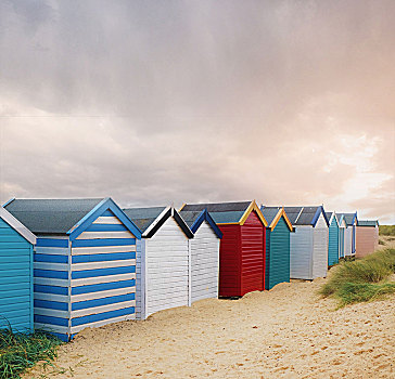 排,彩色,海滩小屋,乌云,英格兰