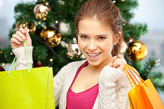 鲜明,高兴,女人,购物袋,圣诞树