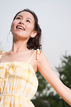 年輕女孩聽音樂