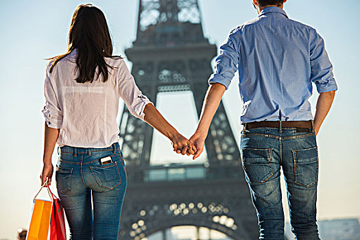 年轻,情侣,漫步,正面,埃菲尔铁塔,巴黎,法国