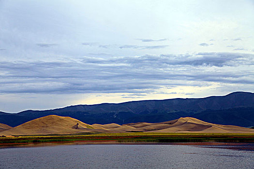 新疆巴里坤鸣沙山湿地