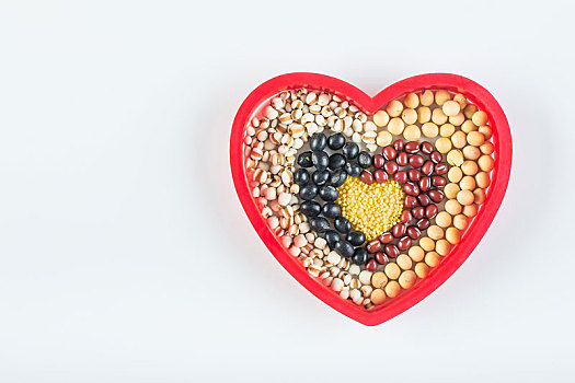 五谷杂粮组成的心形,节约粮食创意图片