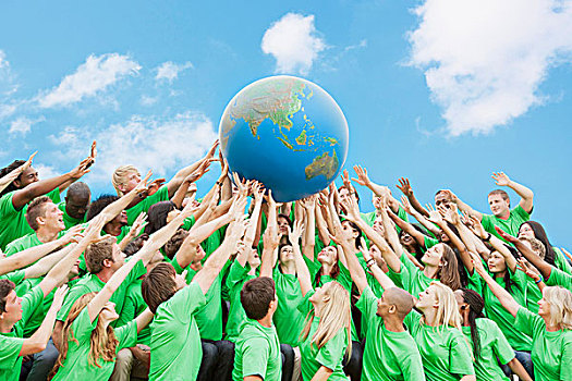 团队,绿色,t恤,举起,地球,上方