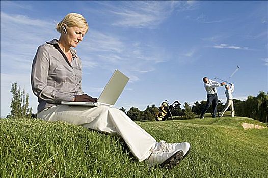 职业女性,笔记本电脑,高尔夫球场