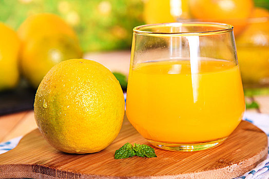 木板放着一杯夏橙果汁