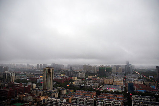 山东省日照市,台风,烟花,带来瓢泼大雨,百米高楼被乌云笼罩