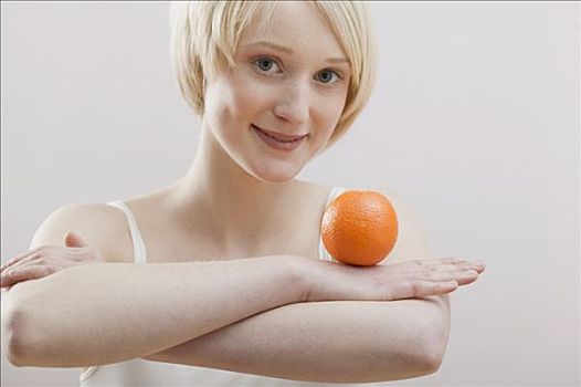 女青年,平衡性,橙子,抱臂