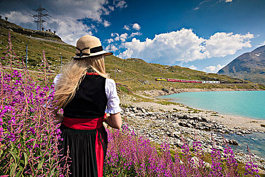 女人,传统服装,喜爱,红色,湖,格劳宾登,恩加丁,瑞士,欧洲