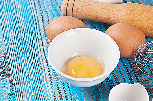 蛋,蛋黄,白色,盘子,蓝色,木质背景